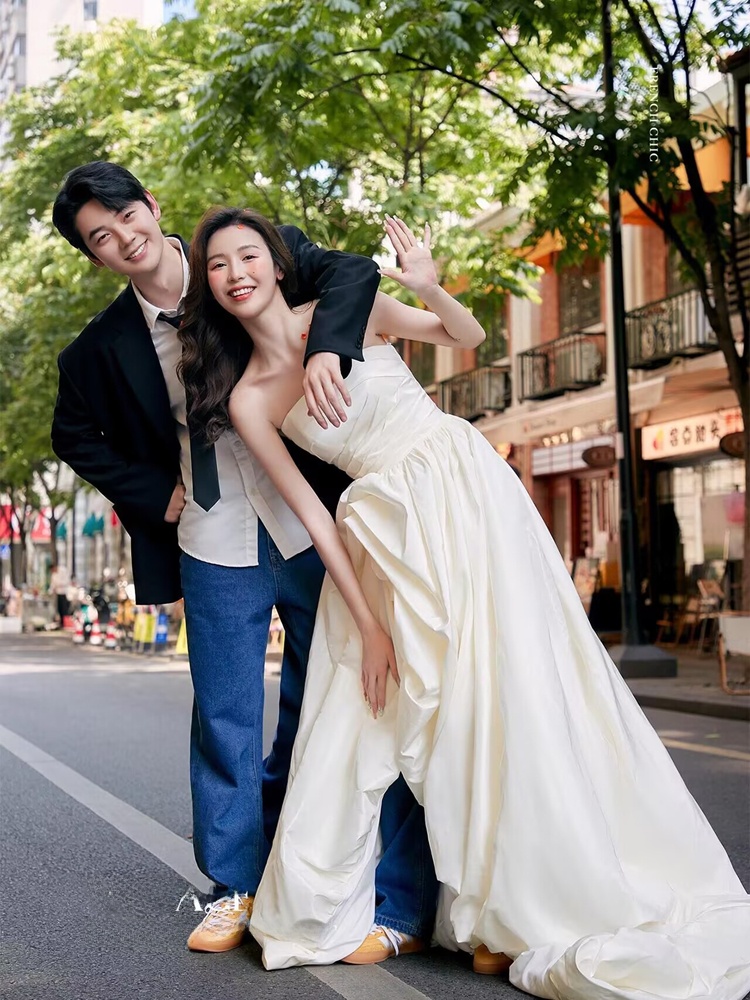 유행하는 한국 스타일 데님 스트리트 스냅 웨딩드레스 커 - Street Fashion Photography 리뷰 및 가격